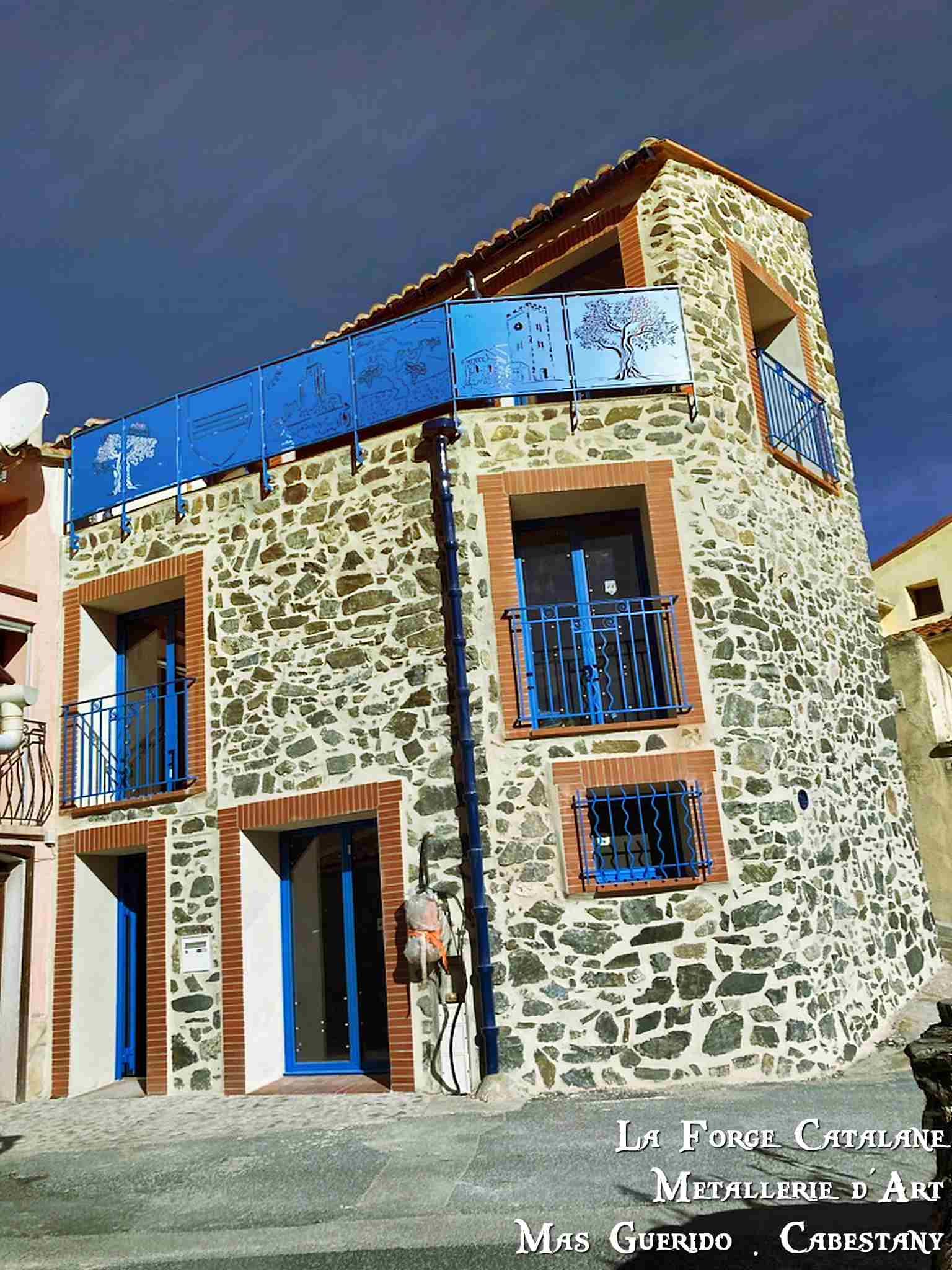 garde corps en decoupe laser grille de protection barreaudage vertical alterne de barreaux tordus thermolaquage bleu forge catalane.jpg